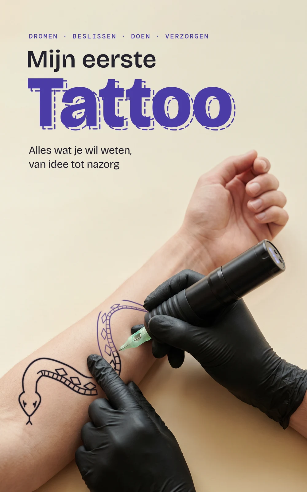 Cover van de gids Mijn Eerste Tattoo: een tattooartiest zet een slang op een onderarm, half gezet en half nog paars stencil